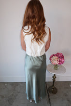 Load image into Gallery viewer, Lady Button Down Vest- White