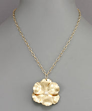Load image into Gallery viewer, Flower Pendant Necklace
