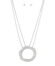 Load image into Gallery viewer, Hammered O Necklace
