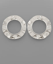 Load image into Gallery viewer, Wavy Circle Earrings
