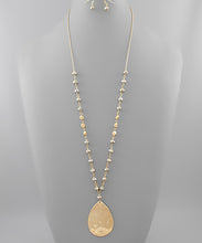 Load image into Gallery viewer, Teardrop Pendent Bead Necklace
