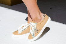 Load image into Gallery viewer, Camel Snakeskin Star Sneakers
