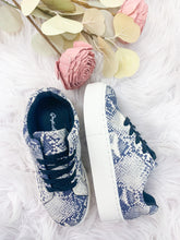 Load image into Gallery viewer, Jada Snakeskin Platform Sneakers
