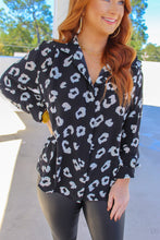 Load image into Gallery viewer, Lisa Cheetah Button Up- Black
